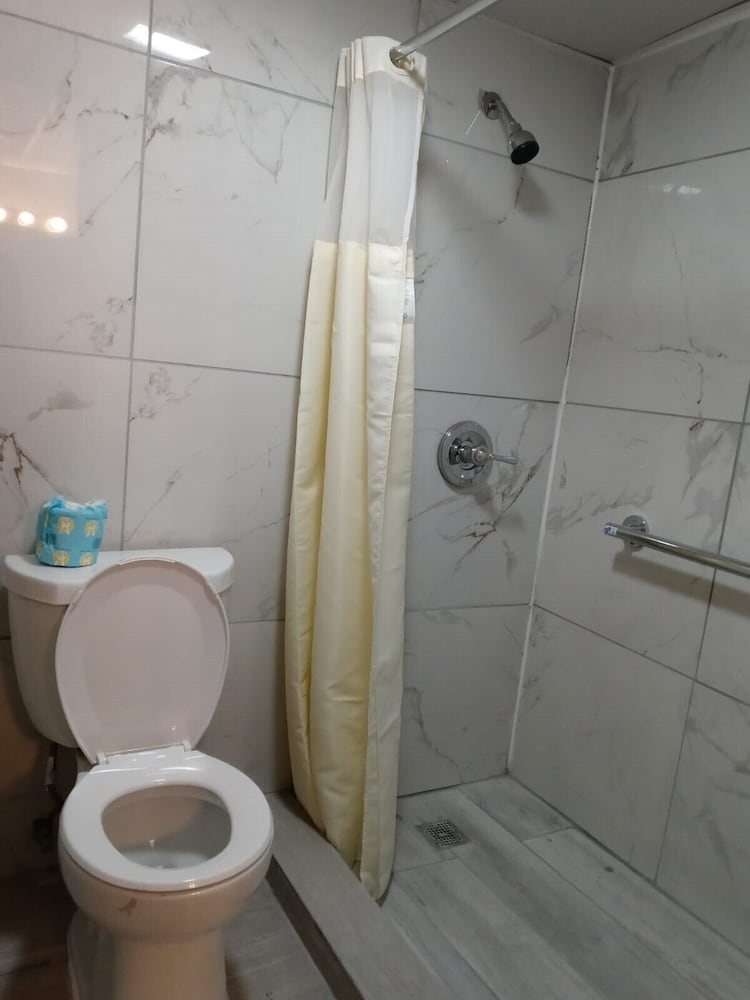 Peachtree Inn & Suites 6/8
