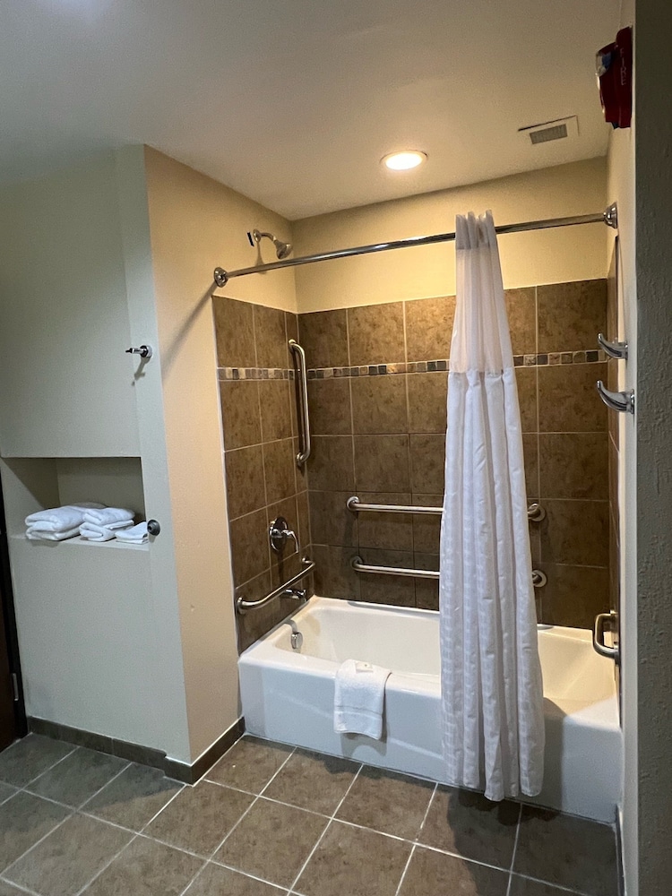 Hometowne Studios Suites Washington 16/43