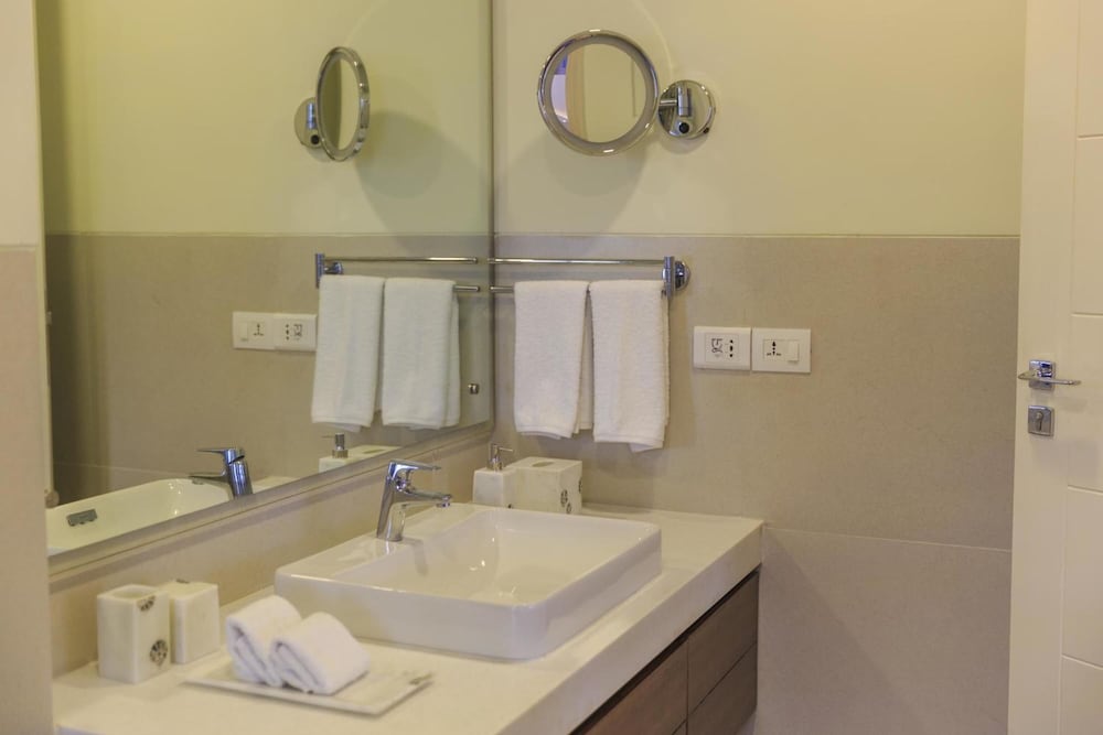 Acron Waterfront Resort 22/80