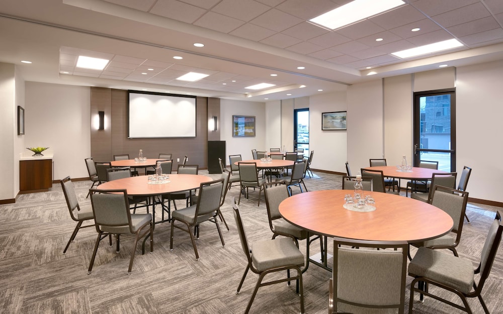 Hyatt Place Anchorage-Midtown 35/39