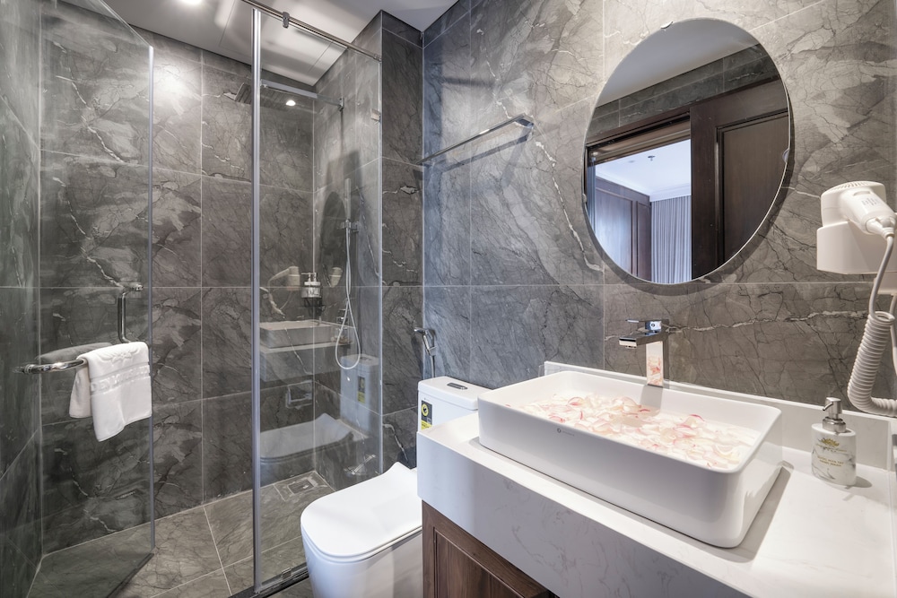 Golden Lotus Luxury Hotel Da Nang 48/50
