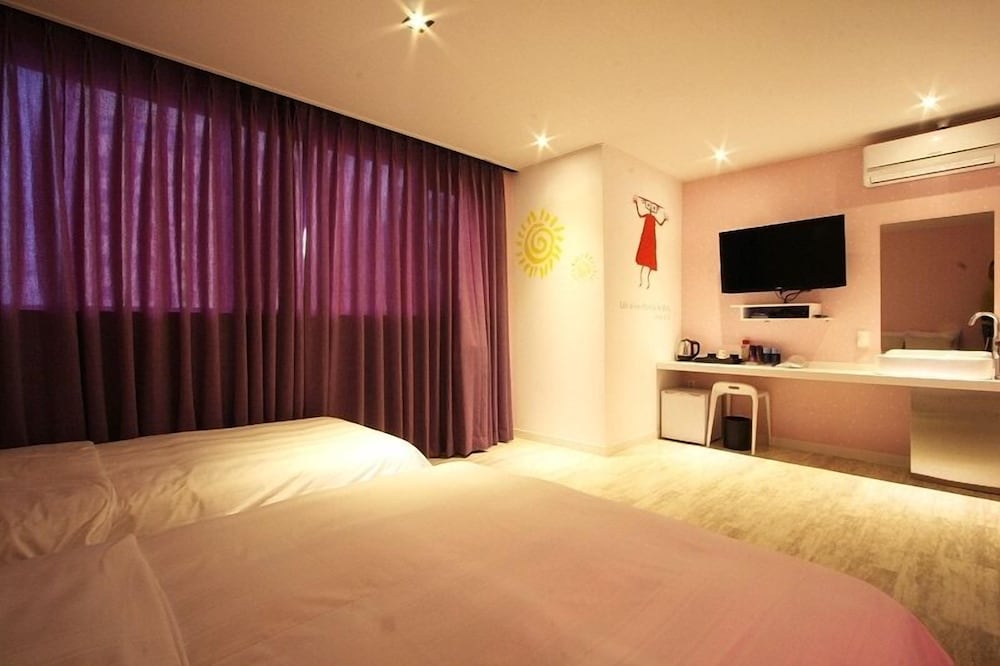 Hotel At Noon 20/47