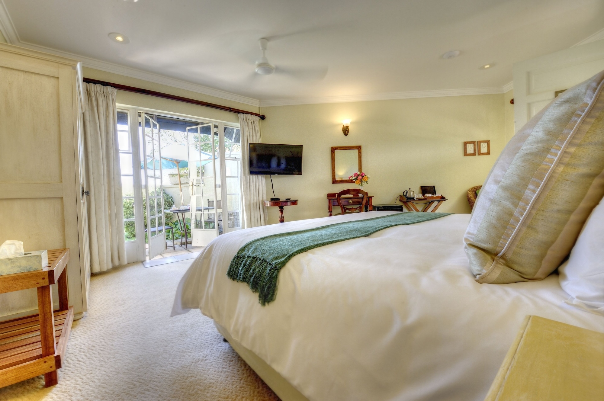 DELUXE, KING BED