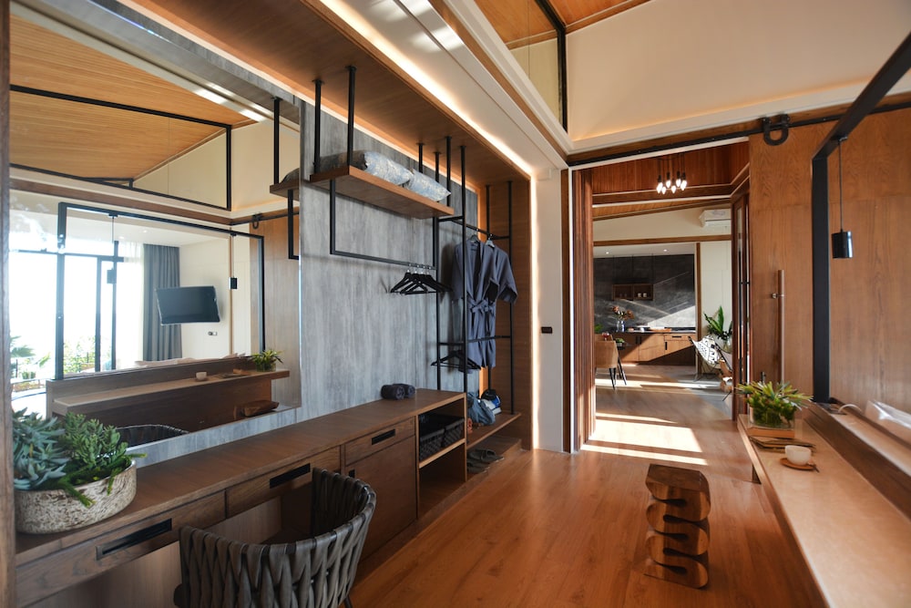 The Cabin Beach Resort 45/63