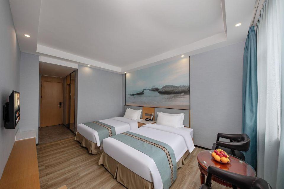 غرفة قياسية بسريرين منفصلين