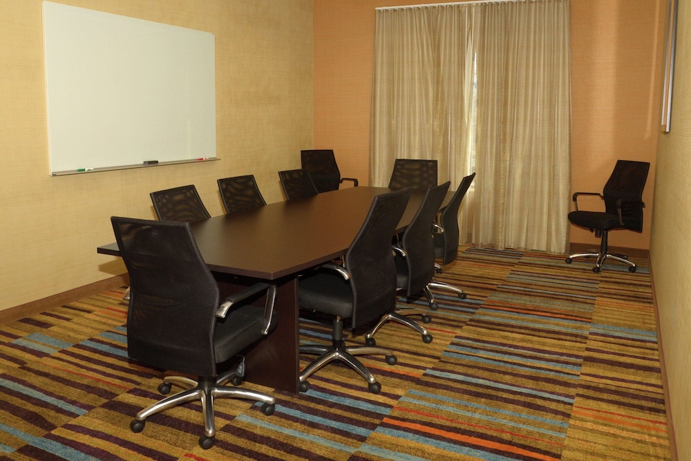 Fairfield Inn Suites Fairmont 17/19