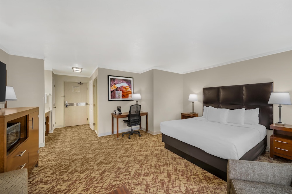 غرفة قياسية كبيرة بسرير كينج، Best Western Plus Northwoods Inn 2/9