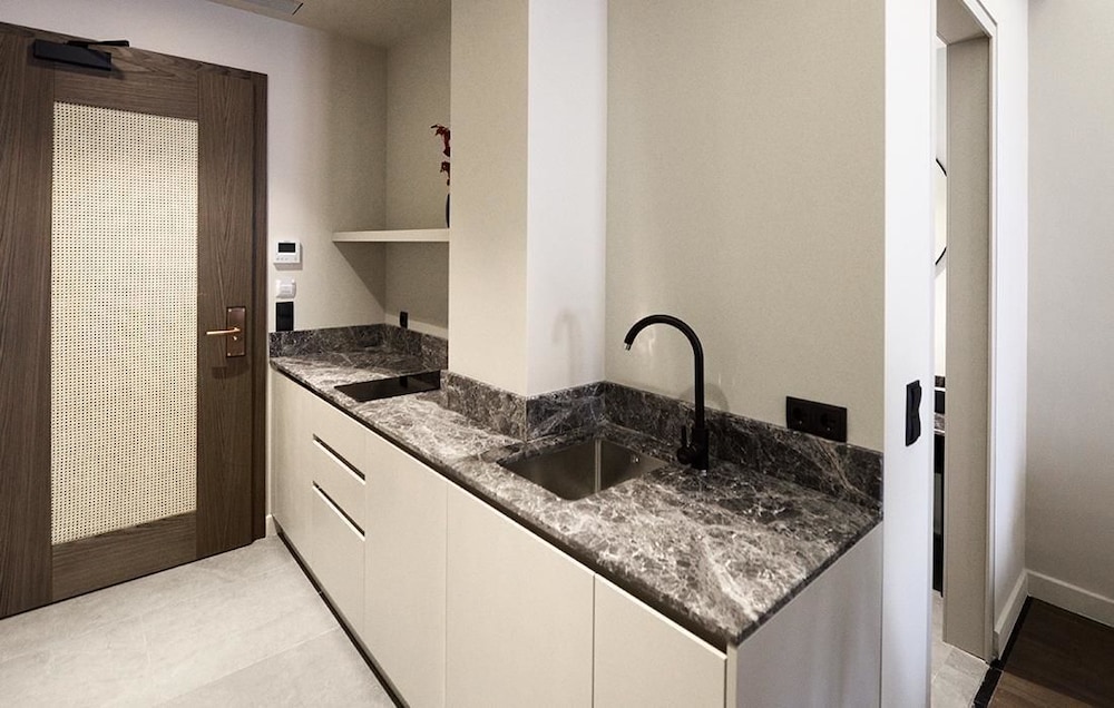 Roomore Apartments 48/50