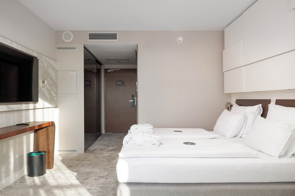 ROOM, DOUBLE BED