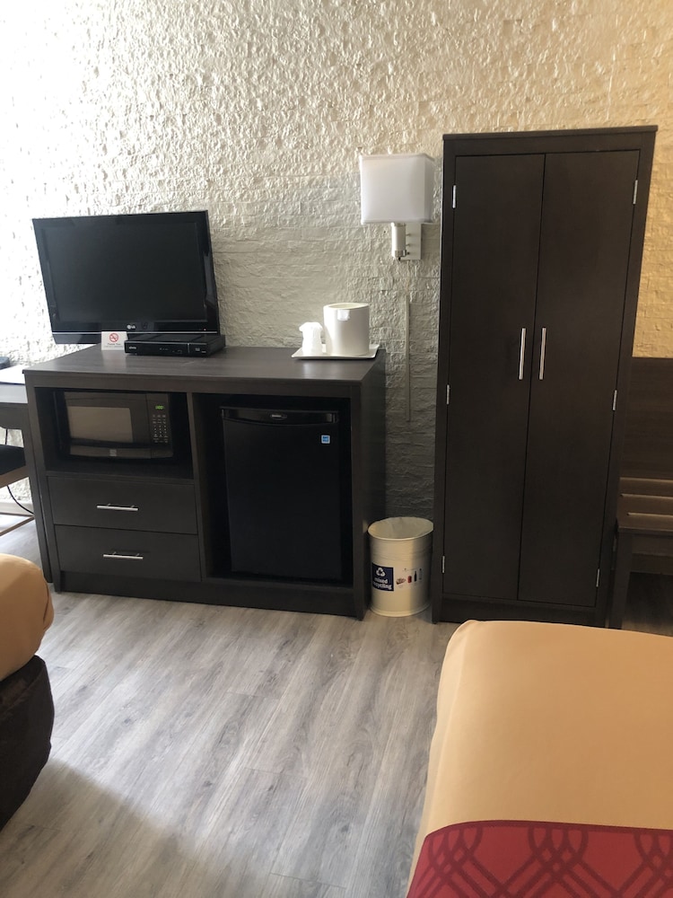 Econo Lodge Metro 5/36