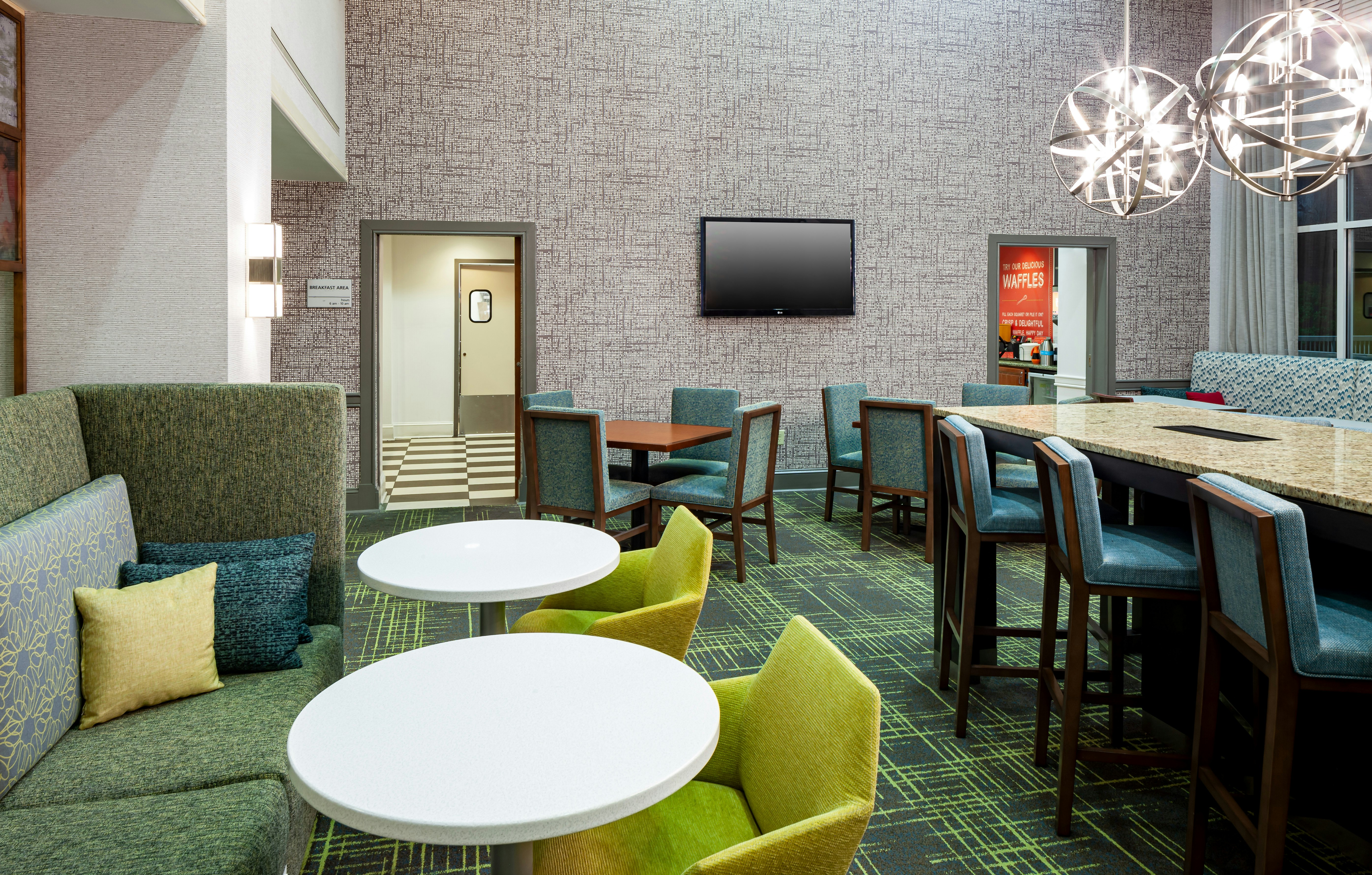 Hampton Inn Suites Mobile I 65at Airport Blvd 32/52