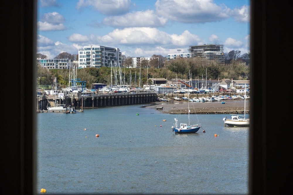 Drakes Wharf 22/34