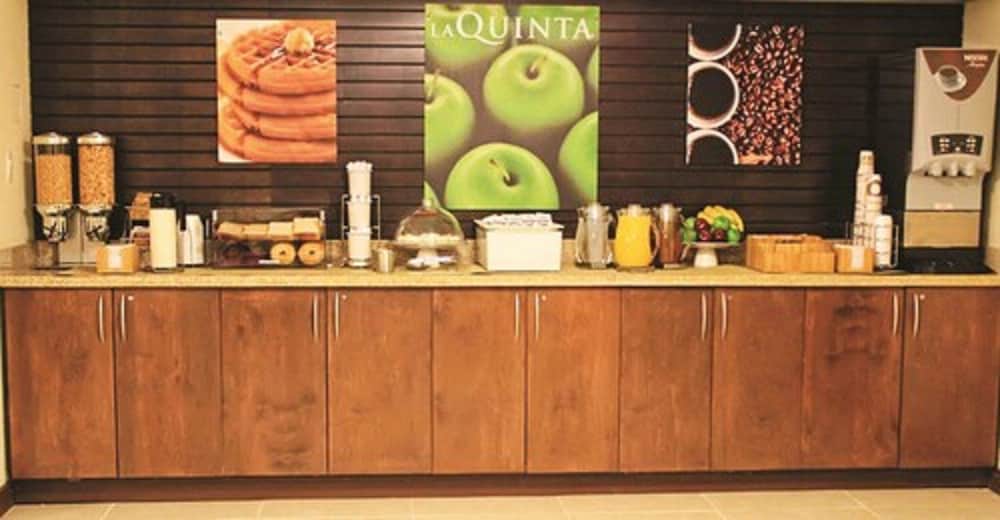La Quinta Inn & Suites by Wyndham Oshawa 32/48