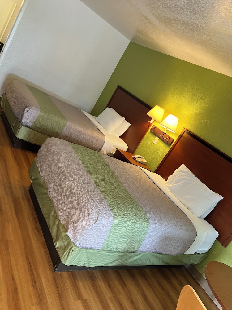 Econo Lodge Sonora, TX 18/60