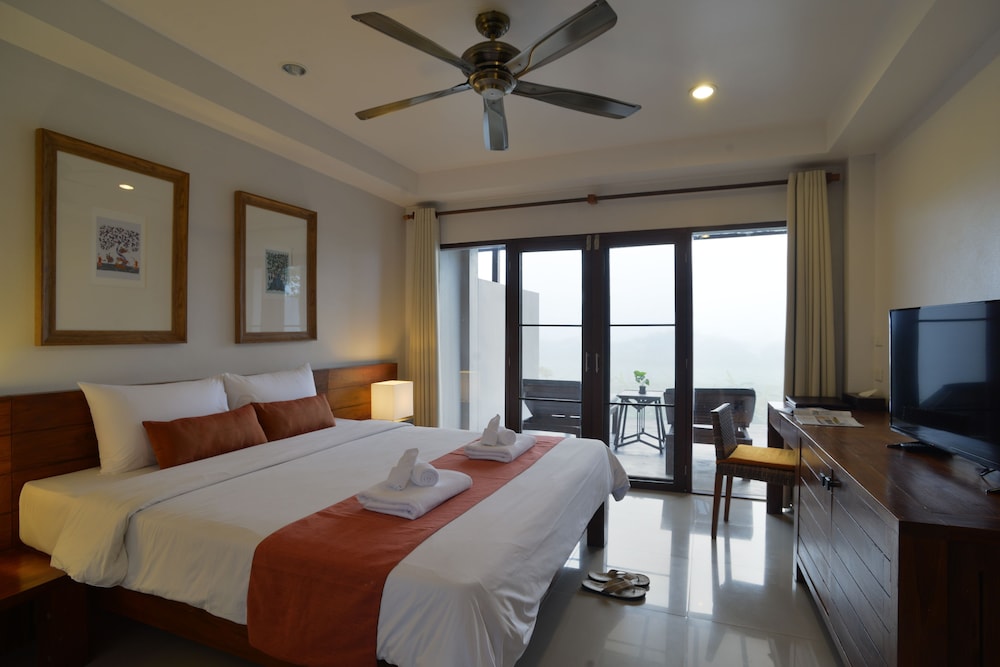 GRAND, DELUXE, KING BED