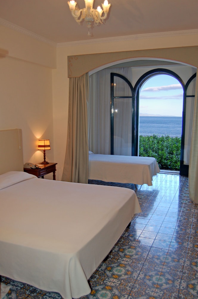 غرفة ثلاثية بسرير مزدوج وسرير فردي بإطلالة على البحر، Lido Mediterranee 4/10