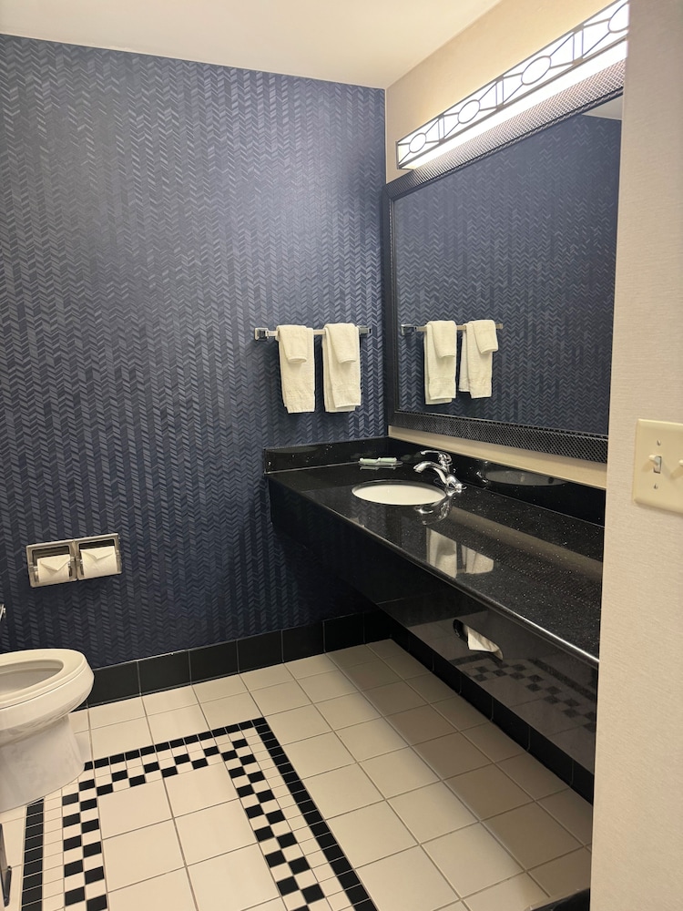 Fairfield Inn Suites By Marriott Louisville East 50/50