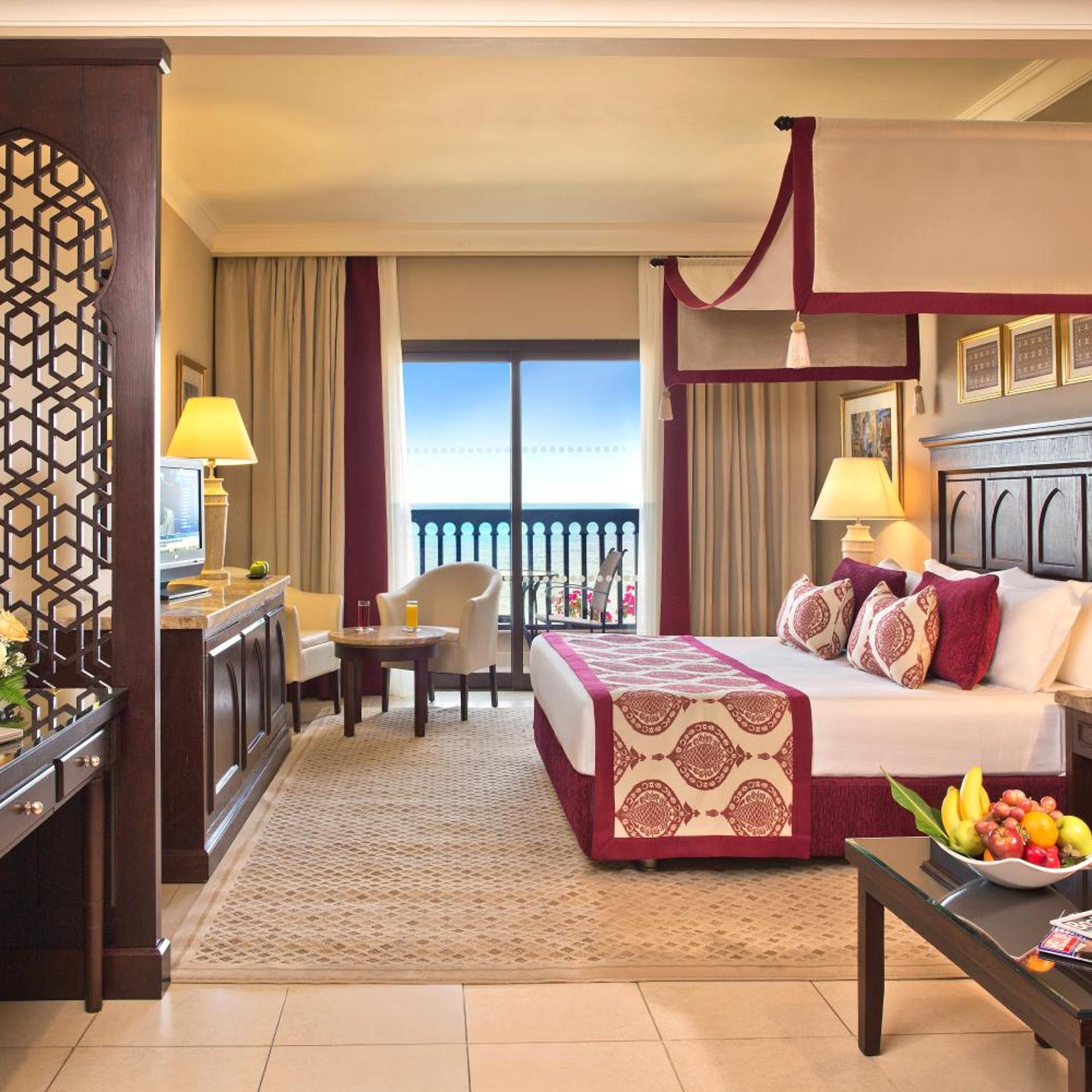 Al Dana, Junior Suite, Queen Bed, Lateral Side Sea View