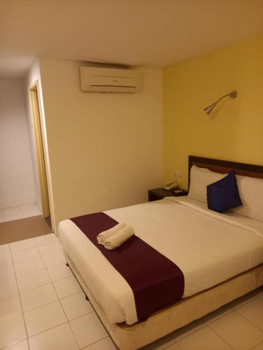 Superior, Queen Bed, No Window
