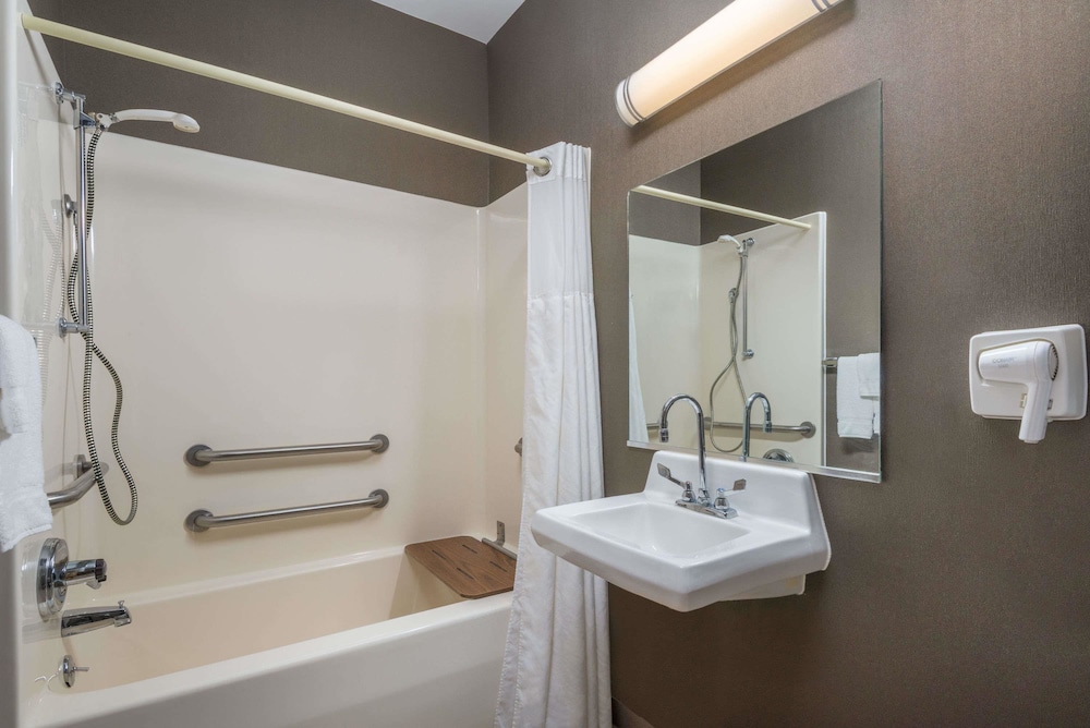 Ramada by Wyndham Catlettsburg/Ashland 13/35