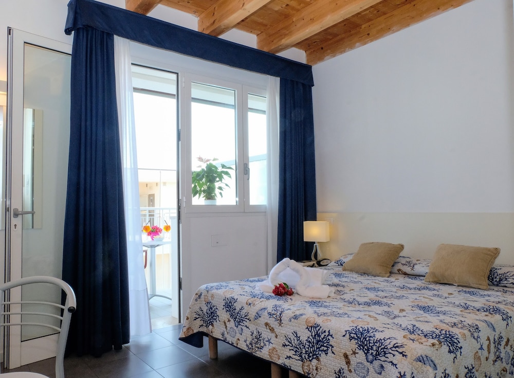 SUPERIOR, DOUBLE BED, PARTIAL SEA VIEW