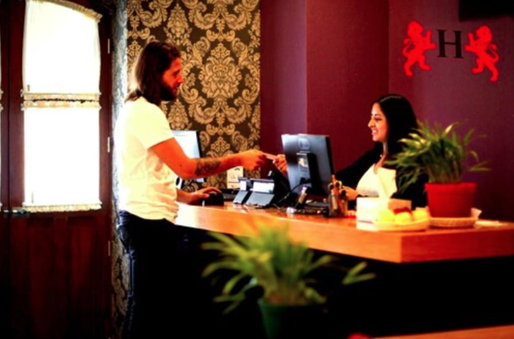 Hotel Leones 33/37