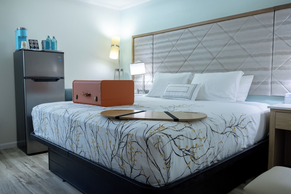 غرفة بسرير كوين مع أريكة، Outer Banks Inn 4/10
