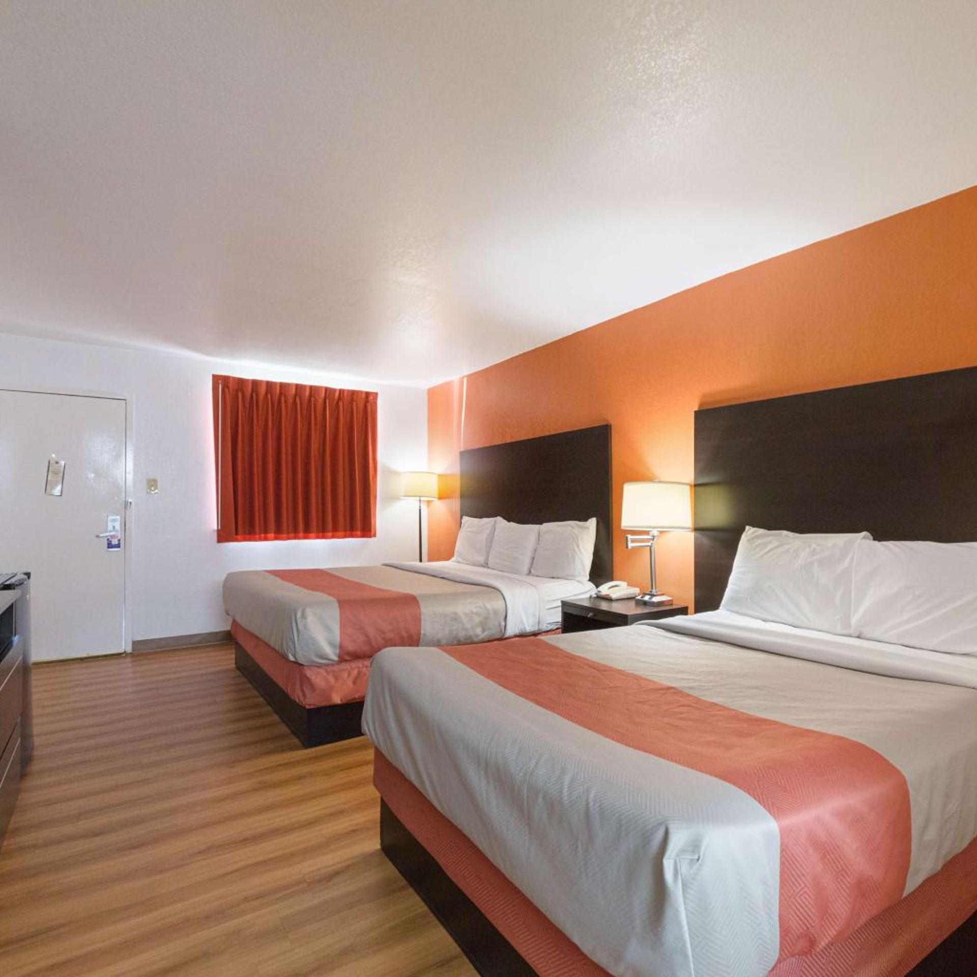 2 Queen Beds - Non-Smoking, Micfridge