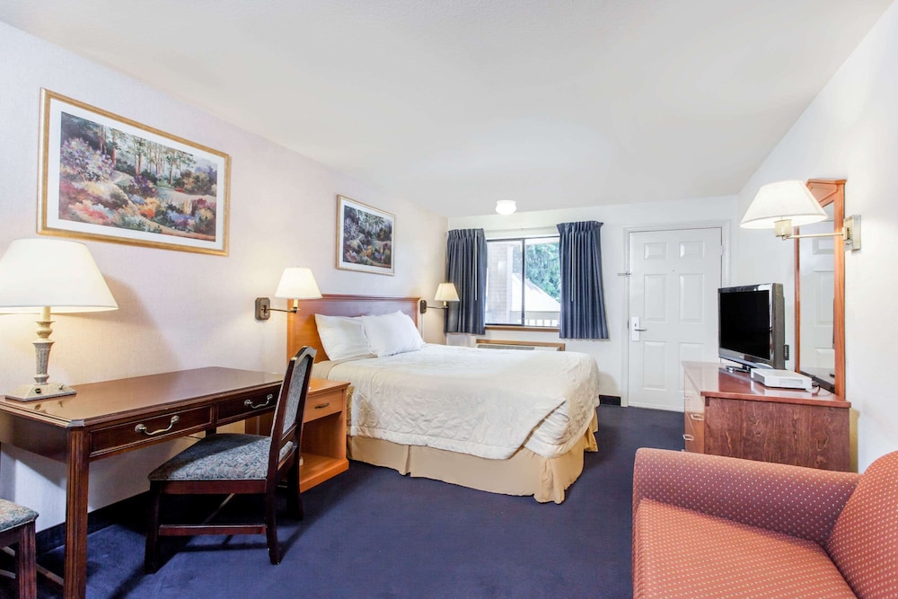 Econo Lodge Edmonds North Seattle, WA 29/39