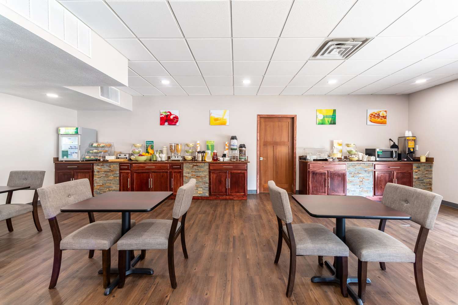 Quality Inn & Suites Vandalia near I-70 and Hwy 51 21/30