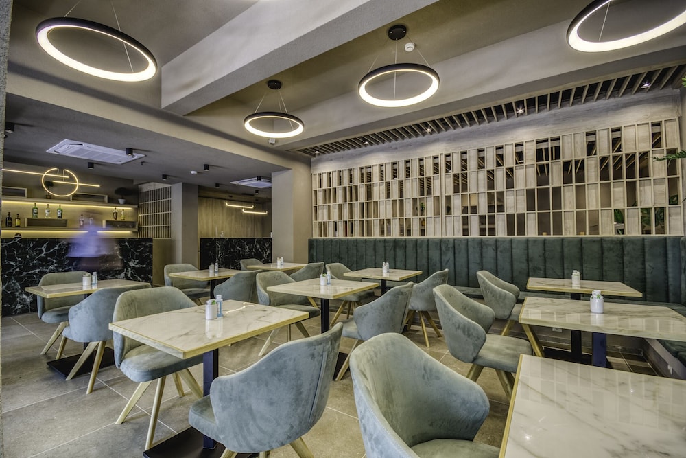 Astron Hotel 45/56