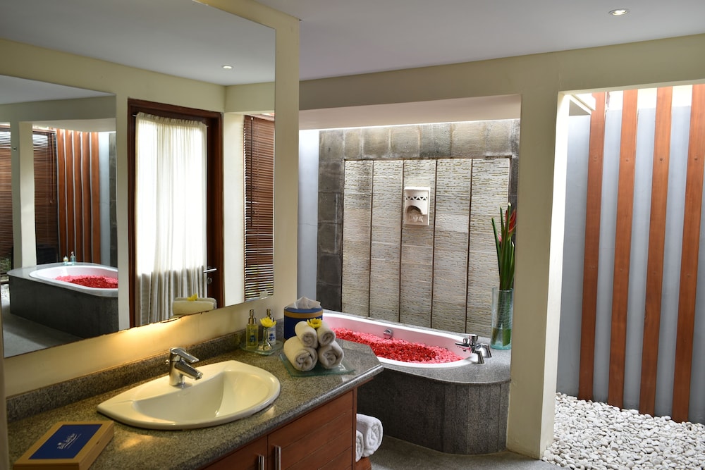BALI BALIKU BEACH FRONT LUXURY PRIVATE POOL VILLAS 30/33