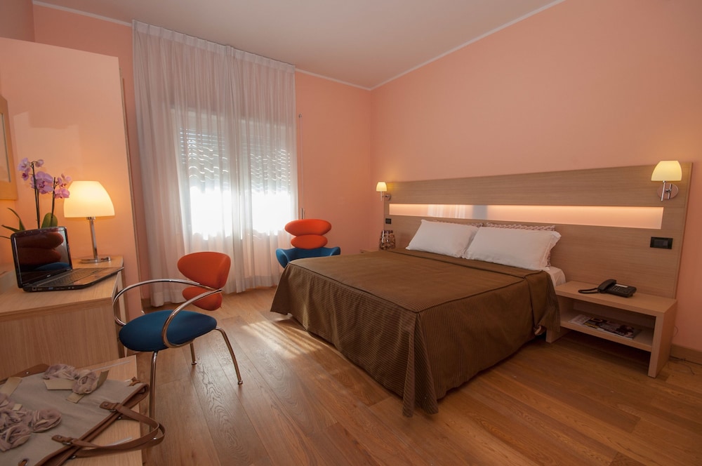 ROOM, TRIPLE