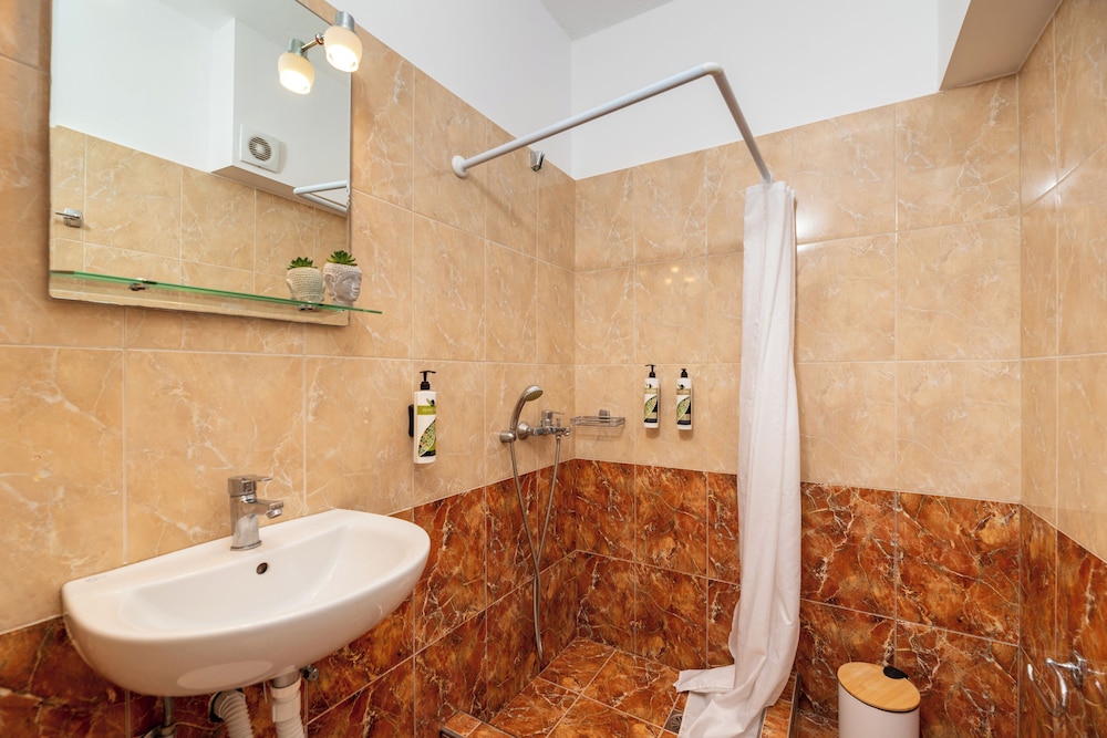 Nikos Hotel 45/46