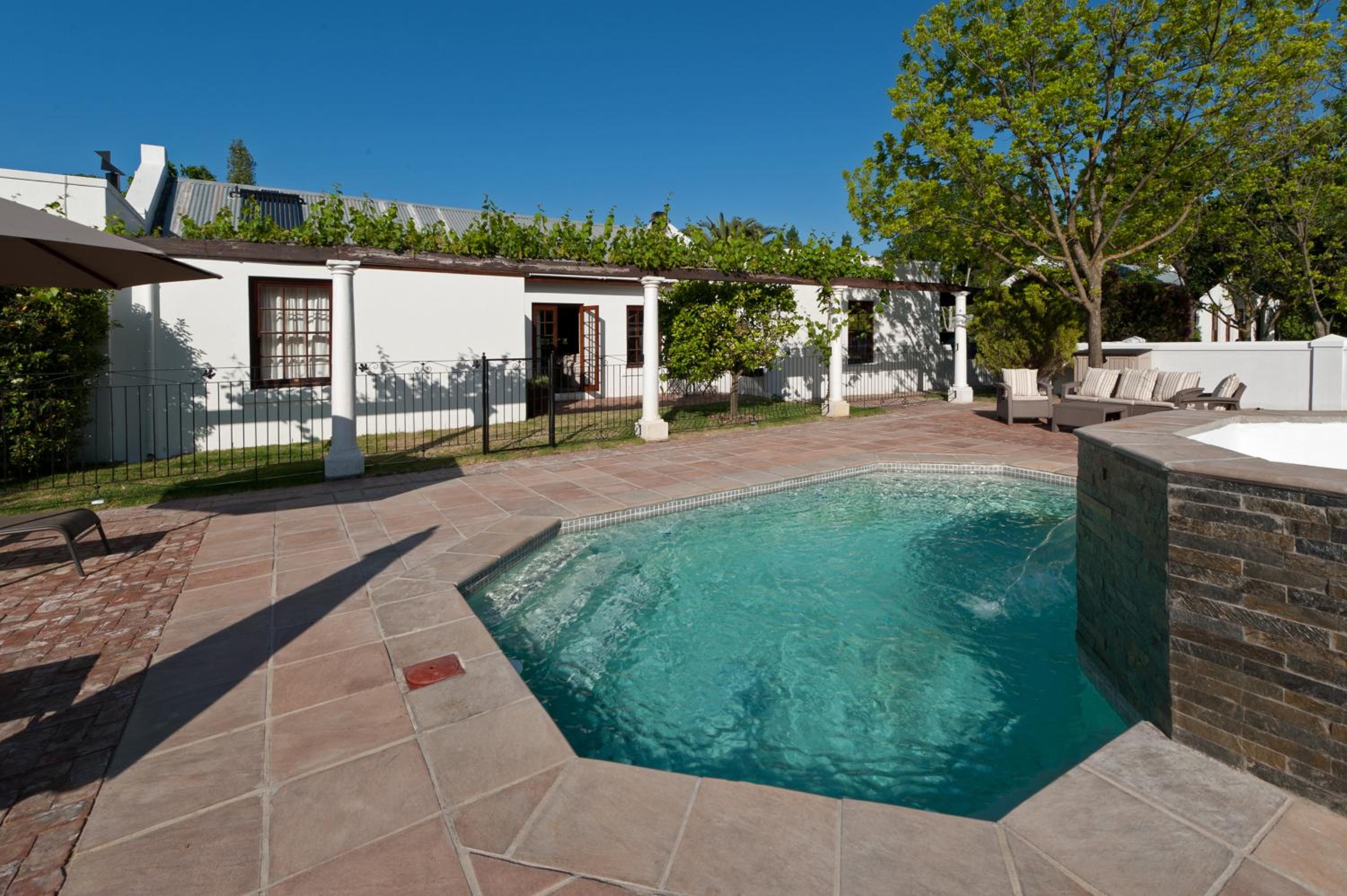 La Galiniere Guest Cottages 11/14