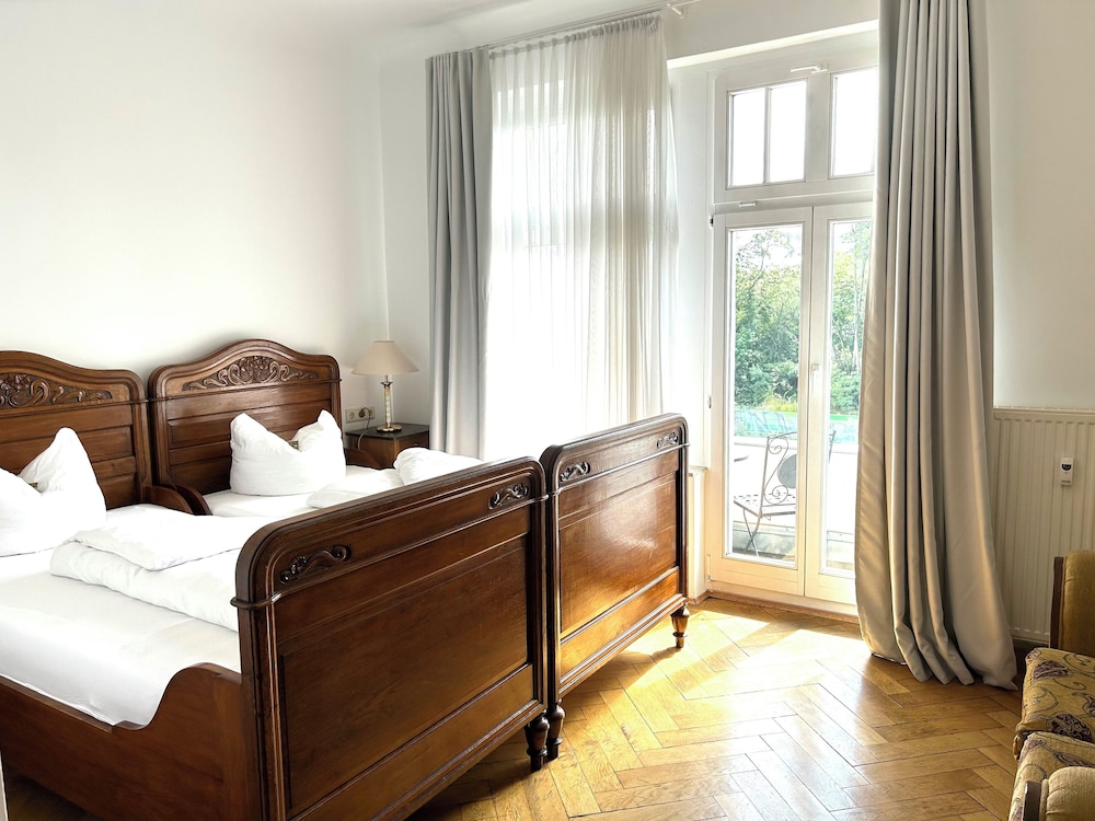 STANDARD, KING BED, BALCONY