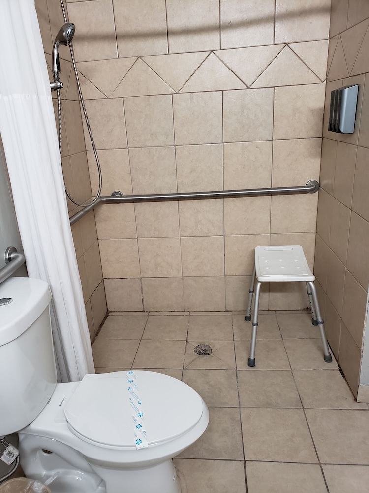 Days Inn Suites By Wyndham Cleburne Tx 18/42