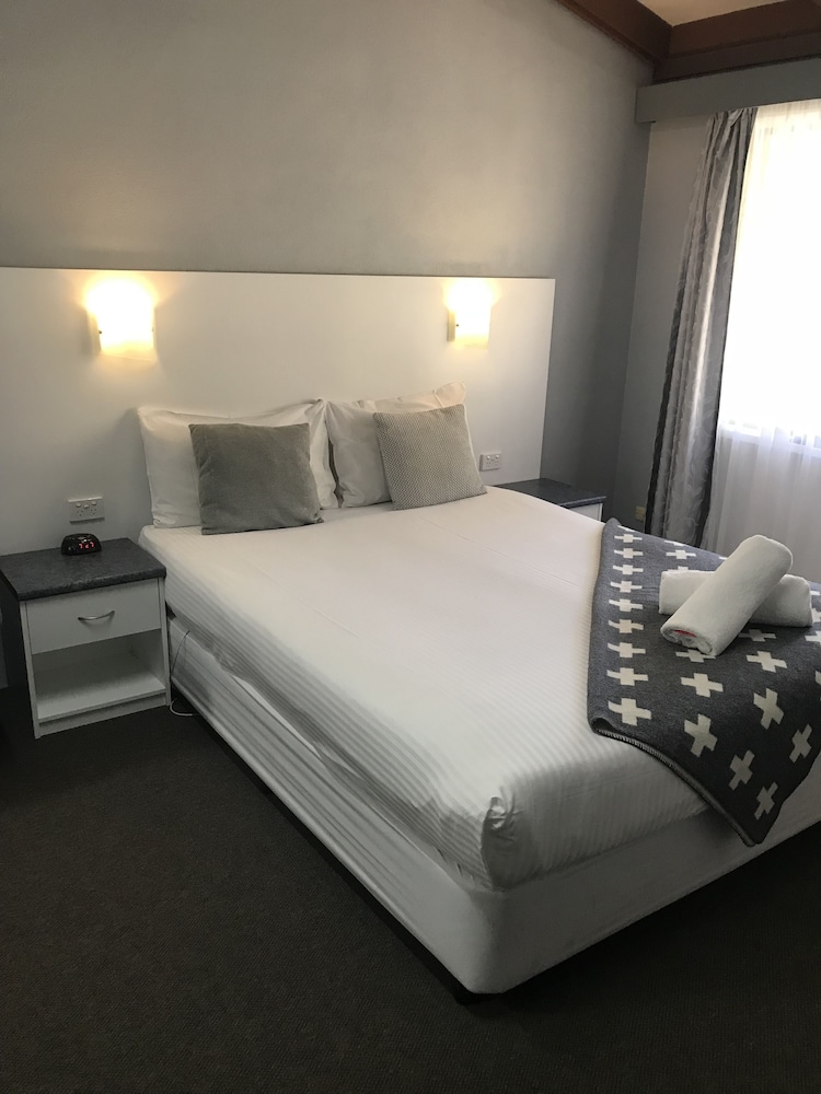Hideaway Motor Inn 4/52