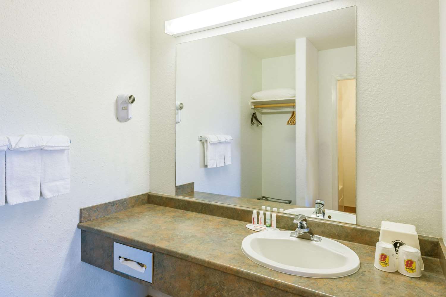 Super 8 By Wyndham 100 Mile House 31/36