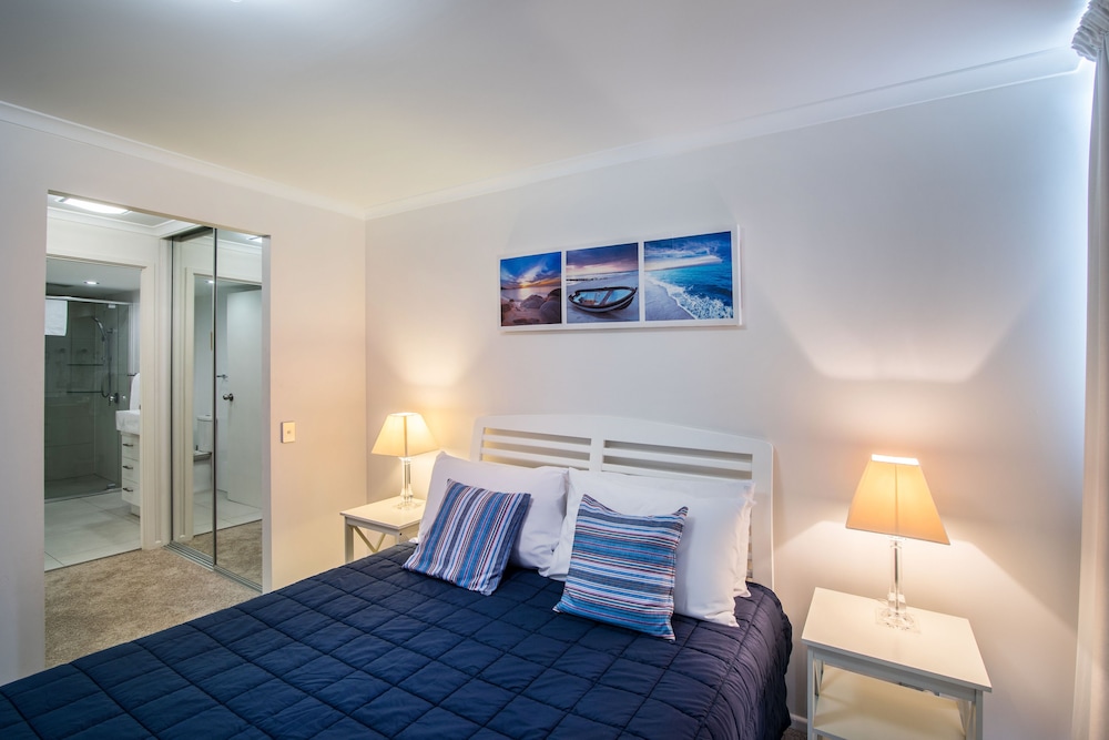 Newport Mooloolaba 22/76