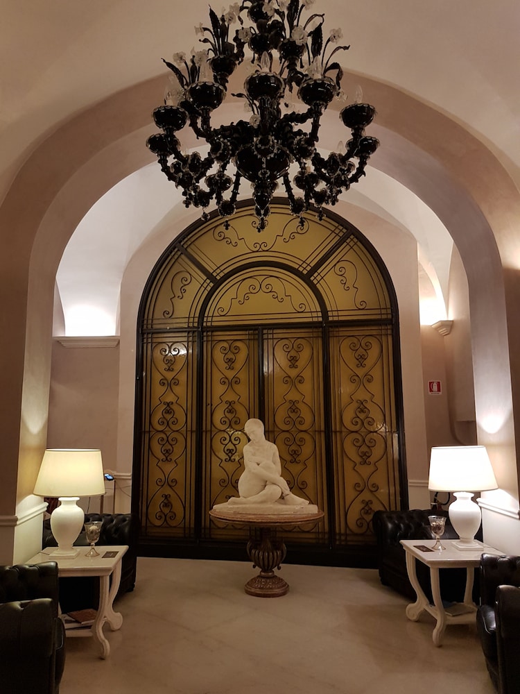 Suite Hotel Santa Chiara 26/50