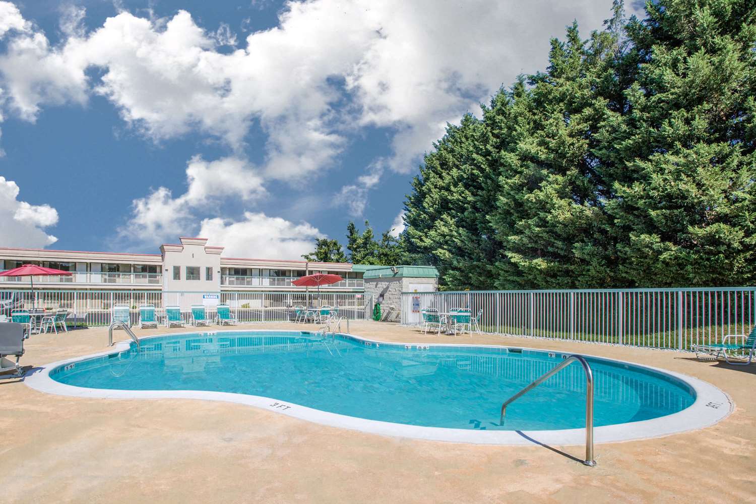 Ramada by Wyndham Edgewood Hotel & Conference Center 18/20