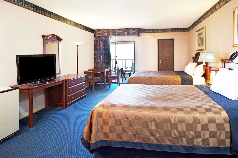 Travelodge by Wyndham Sunset-Huntington Beach Ocean Front 6/15