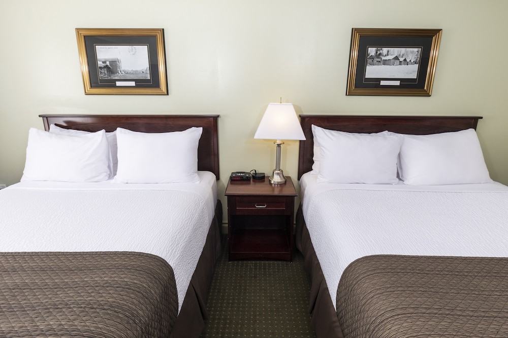 غرفة قياسية بسريرين كوين يُسمح فيها بالحيوانات الأليفة، Quality Inn & Suites Whitecourt 3/8