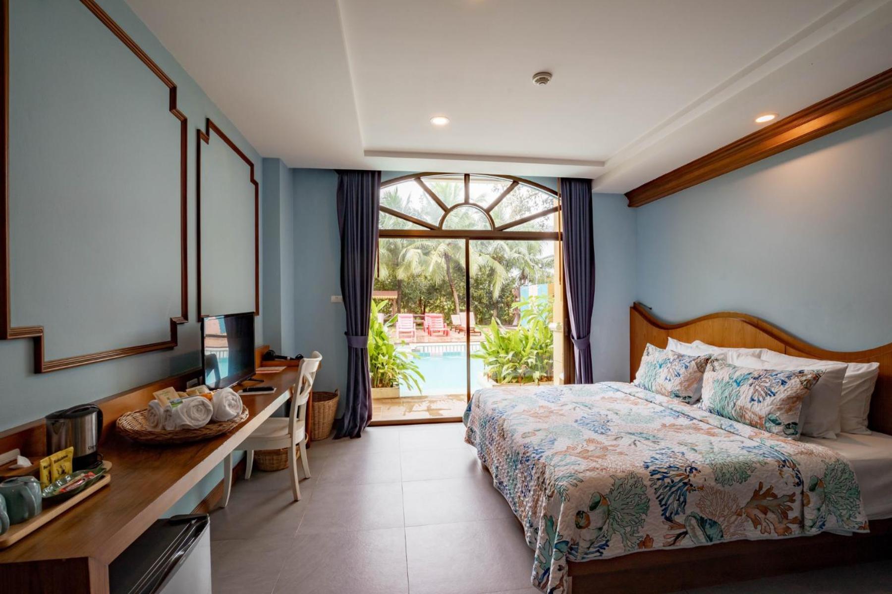 Premier, Pool Access، ROYAL PINEAPPLE HOTEL a welcome to wealth and good fortune 2/3